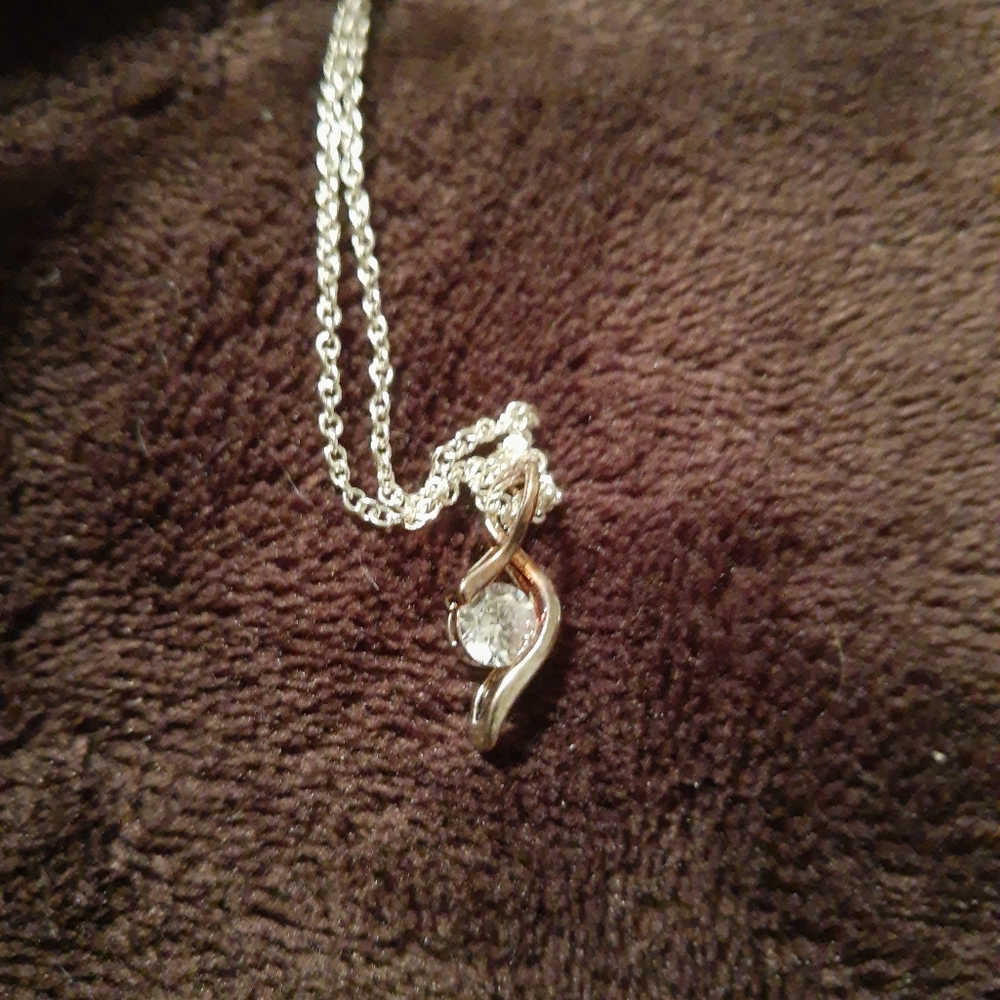 Ashlyn Avenue pendant necklace